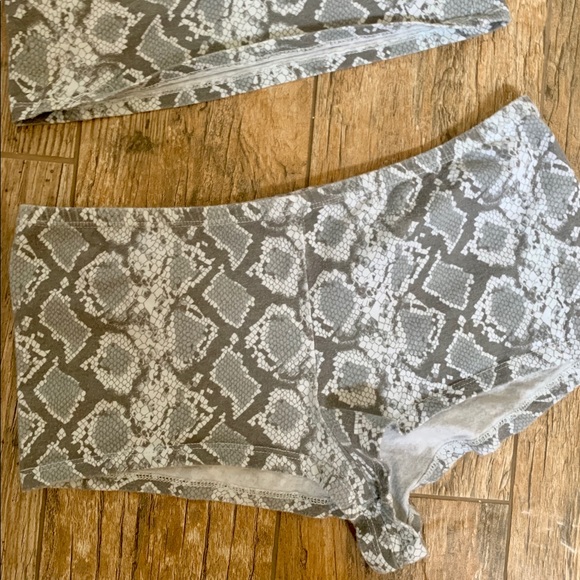 Victoria’s Secret Snakeskin Print Tank & Shorts - Picture 4 of 6